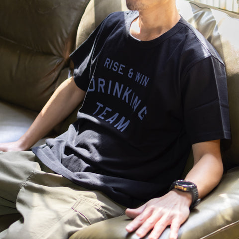 【コラボ】【数量限定】「RISE & WIN DRINKING TEAM Tee」/ Tシャツ