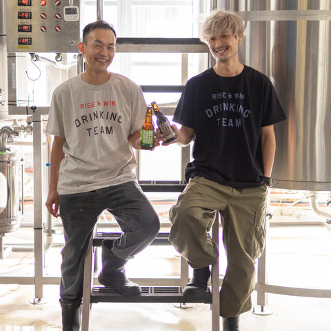 【コラボ】【数量限定】「RISE & WIN DRINKING TEAM Tee」/ Tシャツ