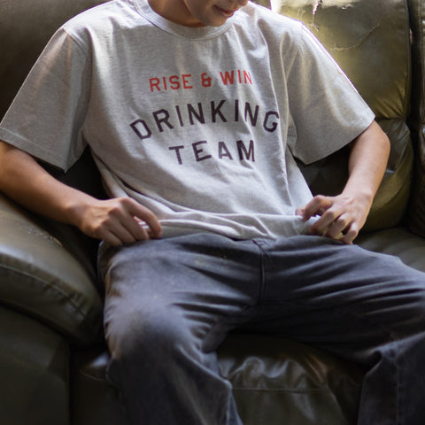 【コラボ】【数量限定】「RISE & WIN DRINKING TEAM Tee」/ Tシャツ