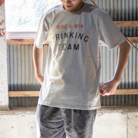 【コラボ】【数量限定】「RISE & WIN DRINKING TEAM Tee」/ Tシャツ
