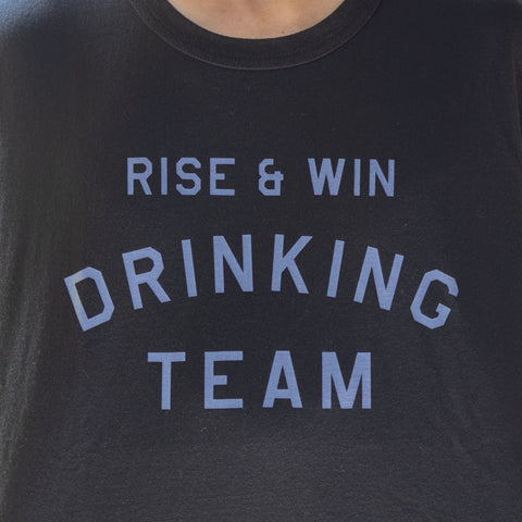 【コラボ】【数量限定】「RISE & WIN DRINKING TEAM Tee」/ Tシャツ