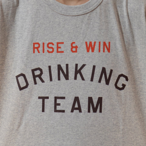 【コラボ】【数量限定】「RISE & WIN DRINKING TEAM Tee」/ Tシャツ