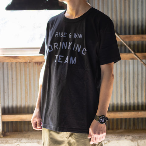 【コラボ】【数量限定】「RISE & WIN DRINKING TEAM Tee」/ Tシャツ