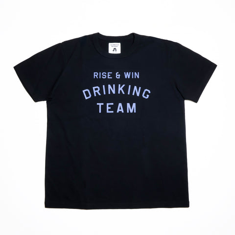 【コラボ】【数量限定】「RISE & WIN DRINKING TEAM Tee」/ Tシャツ