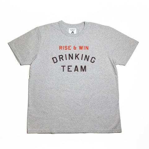 【コラボ】【数量限定】「RISE & WIN DRINKING TEAM Tee」/ Tシャツ
