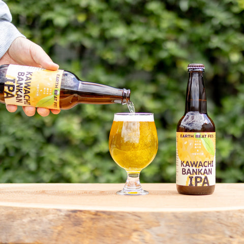 KAWACHI BANKAN IPA をグラスに注いでいるところ